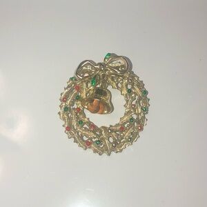 Christmas Gold Wreath Brooch with Multicolor stones.